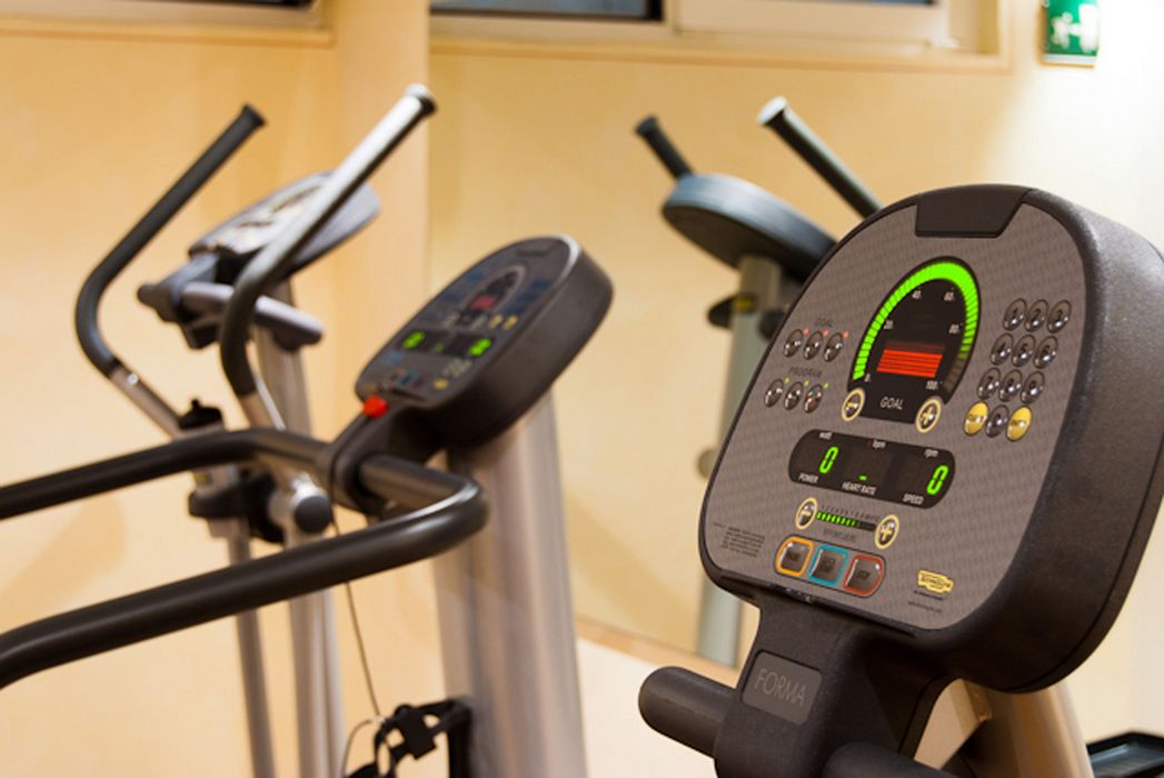 Fitnessgeräte mit Steuerungen in einem Trainingsraum