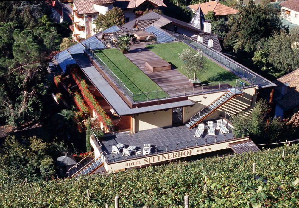 Hotel Sittnerhof mit begrüntem Dach und Terrasse in einer grünen Umgebung