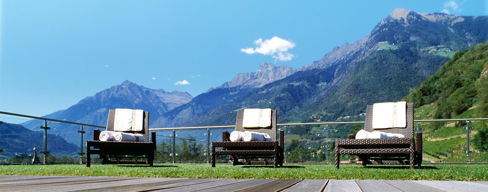 Terrazza panoramica, sedie a sdraio, hotel a Merano
